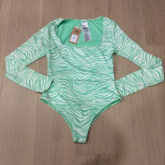 Billabong one piece swimsuit - Picture 1 of 11